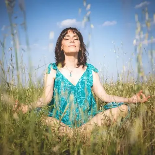 federica medita in un prato